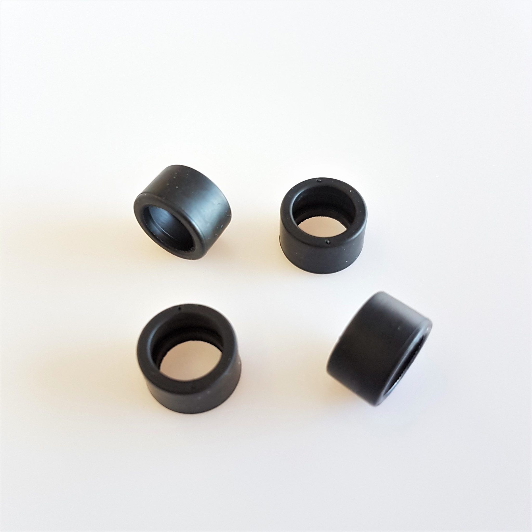 SRC RN0130 - MAP 100 Black Pat Tires - 18.9 x 9.9mm - Shore 15 - pack of 4